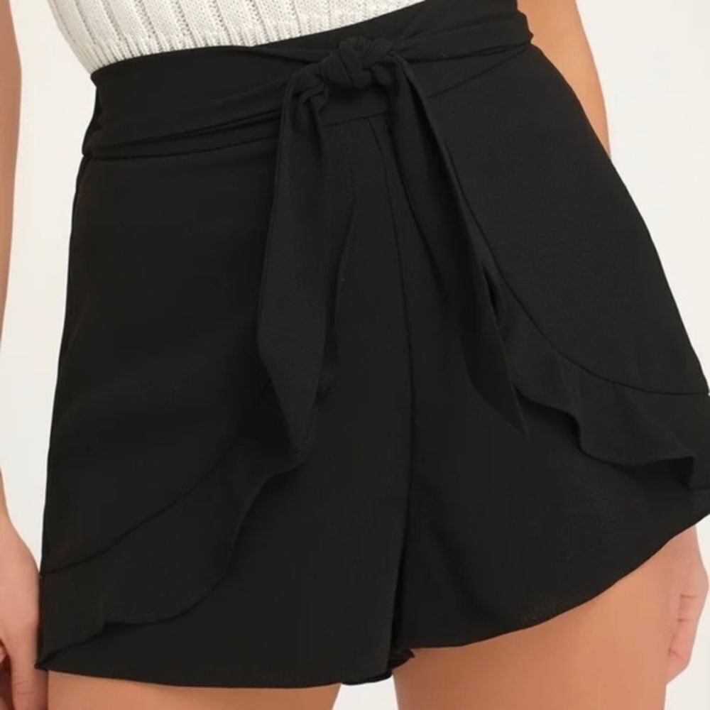 Lulu's On an Adventure Black‎ Ruffle Tie-Front Shorts Size Small